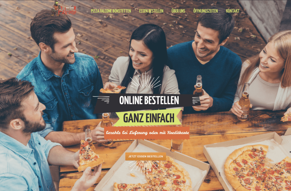Eine Gruppe von Menschen sitzt um einen Pizza-Falcone-Tisch.