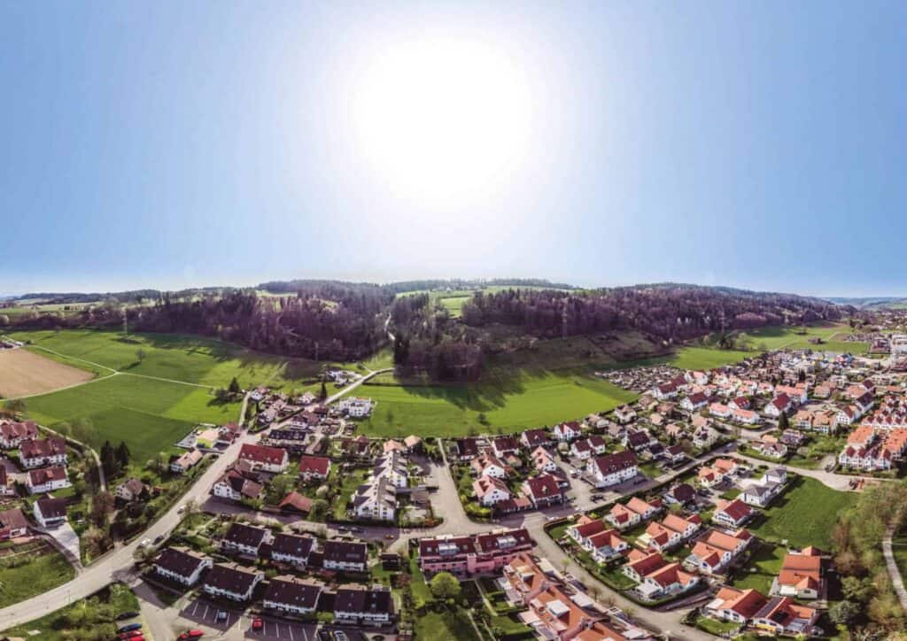 Eine Broschüre, die das malerische Dorf Am Wildbach in Deutschland aus der Vogelperspektive zeigt.