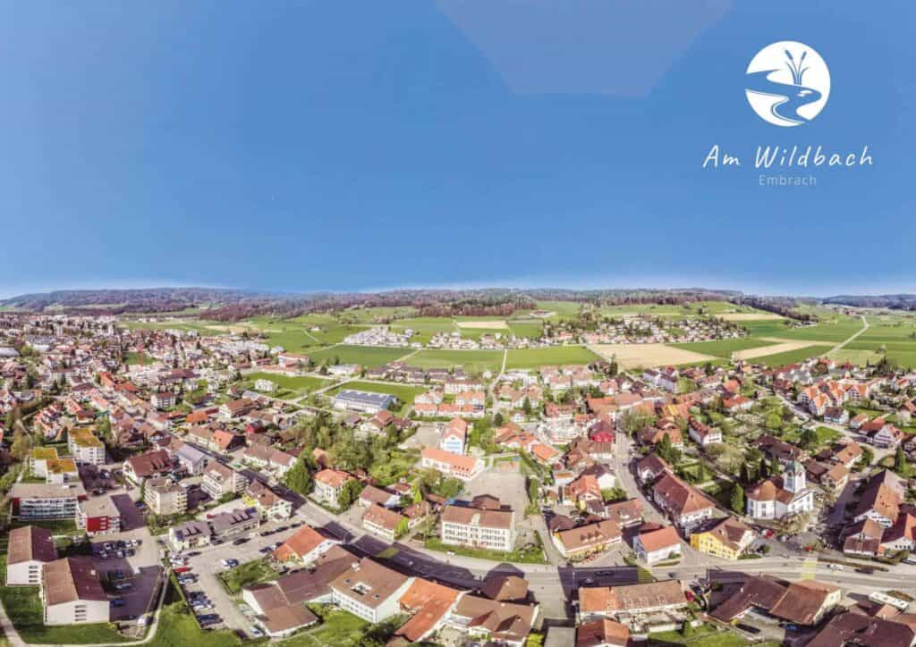 Eine Luftaufnahme einer Kleinstadt in der Schweiz in der Broschüre.