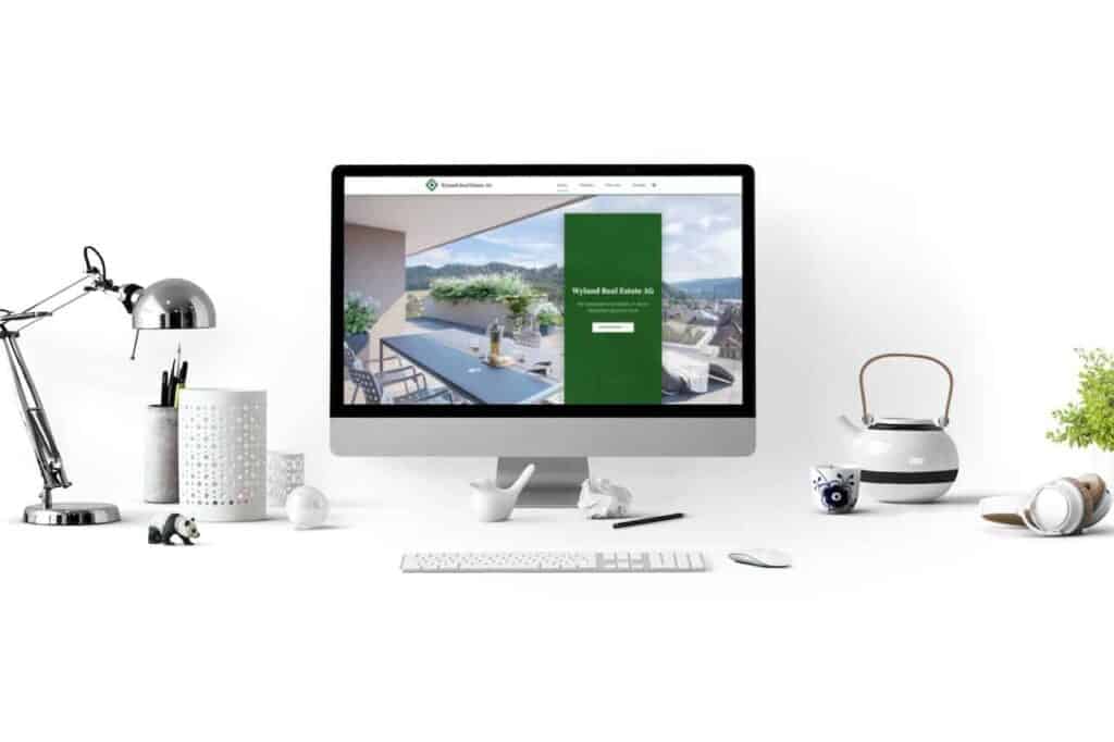 Ein Computerbildschirm, auf dem die Webseite der Wyland Real Estate AG angezeigt wird.